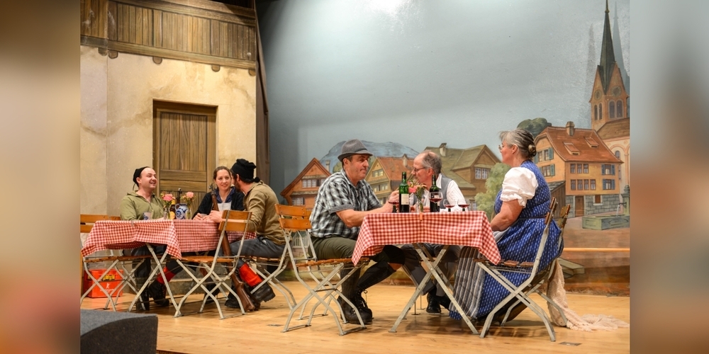 Bodenst-ndige-Unterhaltung-mit-Gesang-und-Theater