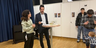 Gemeindepräsident Michael Bebie bei seiner Ansprache und Jeanette Egli, Gemeinderätin für Gesundheit, Jugend und Alter, Freizeit und Sport.