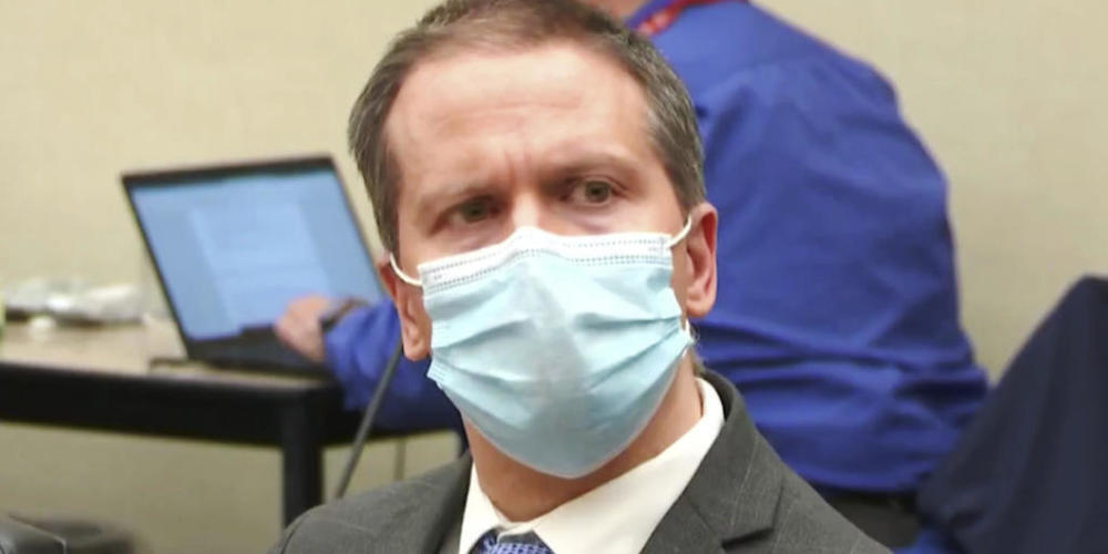 dpatopbilder - Der Angeklagte, der ehemalige Polizeibeamte Derek Chauvin, hört der Verlesung der Urteile zu. Im Prozess um die Tötung des Afroamerikaners George Floyd haben die Geschworenen den Ex-Polizisten in allen Anklagepunkten für schuldig be...