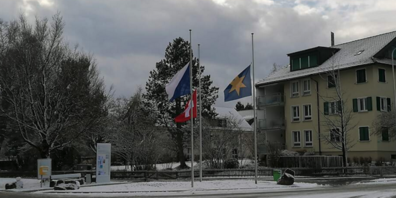 Die Fahnen wehen zum Zeichen der Trauer auch in Dietlikon auf Halbmast