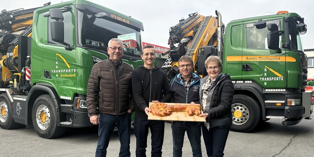 Der neue Verwaltungsratspräsident Christoph Thür zusammen mit dem neuen Geschäftsführer Simon Thür und den ehemaligen Firmeninhabern Armin und Anita Gschwend bei der Schlüsselübergabe der Gschwend Krantransporte in Oberriet. 