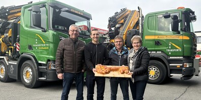 Der neue Verwaltungsratspräsident Christoph Thür zusammen mit dem neuen Geschäftsführer Simon Thür und den ehemaligen Firmeninhabern Armin und Anita Gschwend bei der Schlüsselübergabe der Gschwend Krantransporte in Oberriet. 