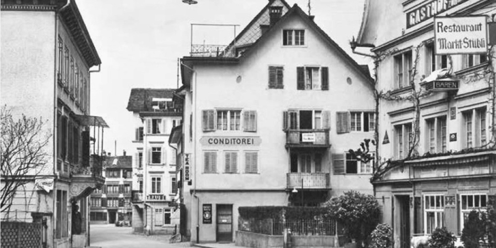 In der Mitte die damalige Conditorei Schmid, ganz links die Eisenhandlung Grüniger, rechts der Gasthof zum Bären und ganz rechts noch das Schild zum Restaurant Markt-Stübli. 