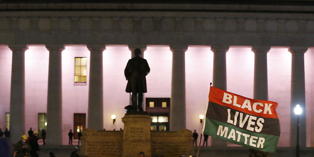 Menschen versammelten sich am gestrigen Tag während eines Protestes vor dem Ohio Statehouse in Columbus. Berichten zufolge hat die Polizei auf ein schwarzes jugendliches Mädchen geschossen und dieses tödlich verletzt. Foto: Jay Laprete/AP/dpa