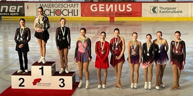 Preisverleihung: Leonie Hugentober (4. von links)