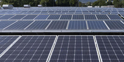 Im Kanton Zürich sollen auf grossen Dächern Solar-Anlagen installiert werden.