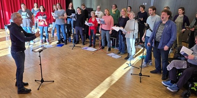 Bei der Probe mit Dirigent Christian Klucker.