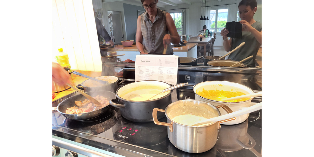 Trudi Berchtold und Rahel Brütsch kochten für das Shooting jedes Gericht aus dem Kochbuch exakt nach den Massangaben nach.