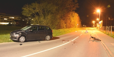 Der Zweiradfahrer prallte gegen die Frontscheibe des Autos und wurde auf die Strasse geschleudert. Er erlitt schwere Verletzungen.