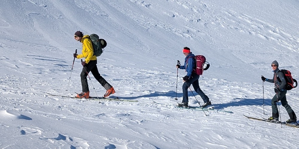 Am ersten Tag lernen die Teilnehmer den Umgang mit Tourenski, Steigfellen sowie dem Lawinensuchgerät.
