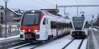 Links die Zukunft, rechts die Gegenwart: In Bütschwil standen sich der Flirt Evo und der GTW bei der Kreuzung gegenüber.