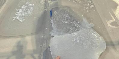 Eisschollen auf Fahrzeugdächern können sich während der Fahrt lösen und mit grossen Wucht aufschlagen, wie die Kantonspolizei Aargau warnt. Das Unfallrisiko sei erheblich.