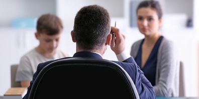 Nicht selten wird das Elterngespräch zu einem sprachlichen Spiessrutenlauf.