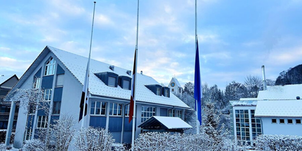 Die Fahnen beim Gemeindehaus in Weisslingen stehen derzeit auf Halbmast.