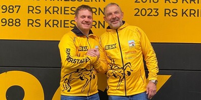 Der technische Leiter, Mirco Hutter (li), begrüsst Udo Raunjak (re) als neuen Cheftrainer der RS Kriessern.