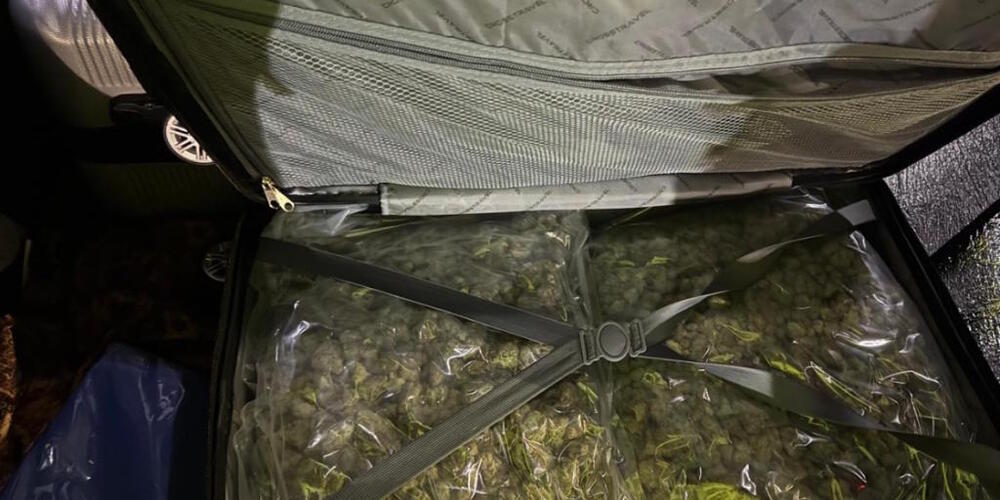 Zwei solche mit Marihuana gefüllte Koffer fanden die Polizisten im Auto des 37-Jährigen in Silvaplana. Insgesamt elf Kilogramm waren darin versteckt. Der Warenwert der Drogen beträgt rund 70'000 Franken.