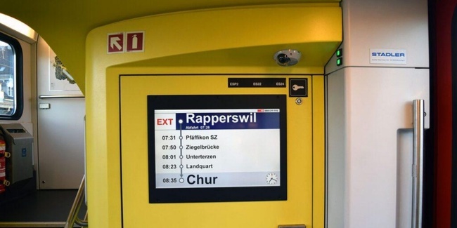 Die Anzeigetafel im Zug zeigt den Fahrtverlauf nach Chur als Extrazug an. Der Zug kam aber von Niederweningen – Zürich – Zürcher Oberland.  Das ist nach Ansicht von Pro Oberland noch nicht die einprägsamste Anzeige. Der Zug sollte bereits im Anfangsbahnhof als Direktzug nach Chur angezeigt werden, spätestens aber in Zürich.