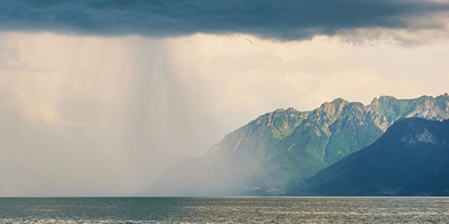 Aus der Luft über den Regen ins Gewässer: Das PFAS-Molekül TFA ist sehr mobil und zugleich extrem persistent. 