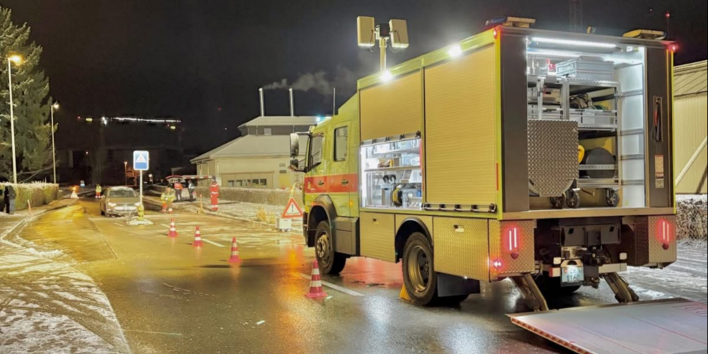 Bei einem Selbstunfall waren Feuerwehr, Polizei und Tiefbauamt im Einsatz.