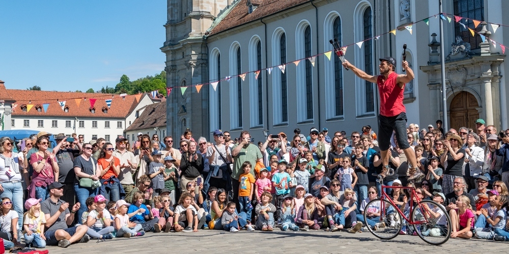 Beim «Aufgetischt» verwandelt sich die St.Galler Altstadt in eine Bühne für Strassenkünstler