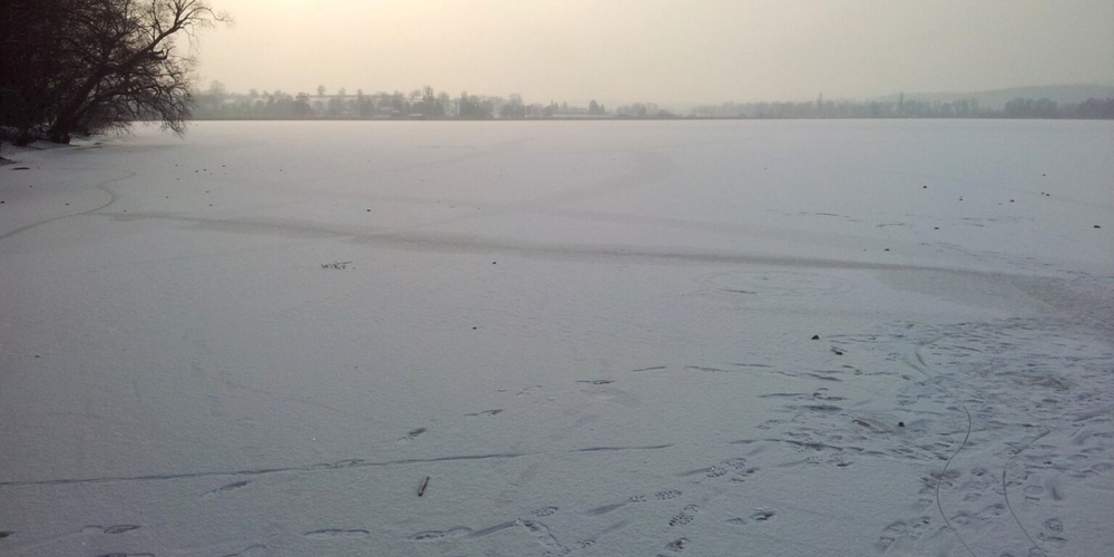 Das Bild trügt: Gefrorene Gewässer dürfen nur betreten werden, wenn sie offiziell freigegeben sind.