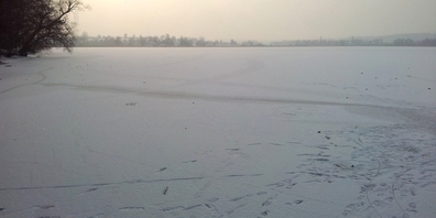 Das Bild trügt: Gefrorene Gewässer dürfen nur betreten werden, wenn sie offiziell freigegeben sind.