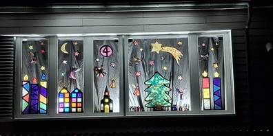 Adventsfenster Nr. 4 im Schulhaus Chastli in Schänis.