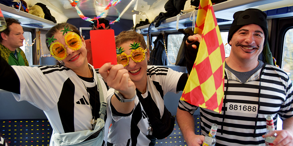 Das närrische Treiben startet traditionell auf der Höfner Narrenfahrt.