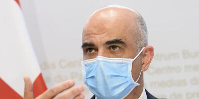 Für Bundesrat Alain Berset hängt eine allmähliche Rückkehr zur Normalität stark vom Impffortschritt ab.