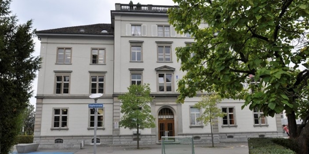 Hier begann das Jahr auch für gute Schüler frostig: die Schule Scherr unweit des Rigiblick-Platzes.