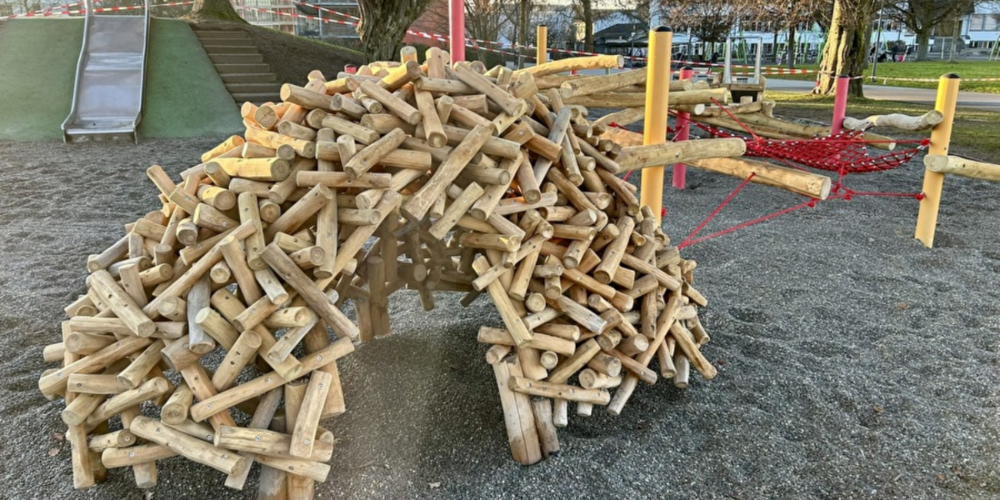 Eine Holz-Biberburg bietet Platz zum Spielen und Entdecken.