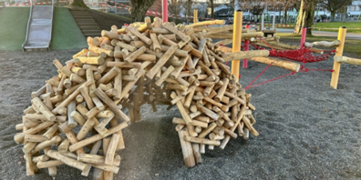 Eine Holz-Biberburg bietet Platz zum Spielen und Entdecken.