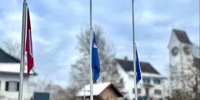 Als Zeichen der Solidarität mit den Opfern der Brandkatastrophe von Crans-Montana wehen die Fahnen vor den Gemeindehäusern auf Halbmast.