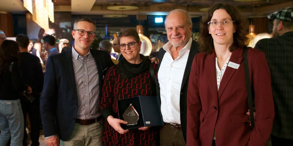 Von links: Yves Dähler, Yvonne Cassol (Gewinnerin), Filippo Leutenegger und Martina Zürcher.