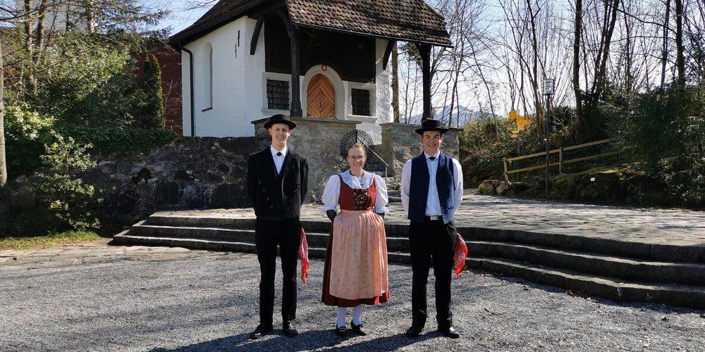 Quer durch den Kanton wurde «Corona zum Trotz» von verschiedene Trachtengruppen aus dem Kanton Schwyz getanzt. 