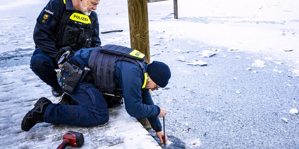 Komplett zugefroren ist der Katzensee bereits. Aber ist die Eisdicke auch genügend stabil, um den See für die Bevölkerung freizugeben? Polizisten prüften am Mittwochnachmittag die Eisdicke. Ergebnis: Der See bleibt noch gesperrt.