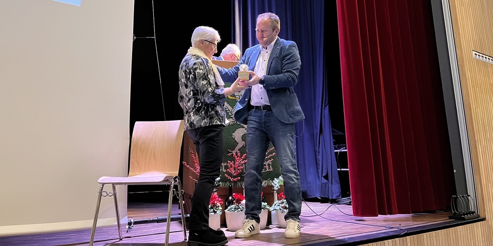 Sichtlich gerührt nimmt Vreni Steiner die Auszeichnung von Gemeindepräsident Carlo Wiedmer entgegen. 