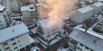 Starker Rauch breitete sich im Mehrfamilienhaus aus und machte mehrere Wohnungen unbewohnbar.
