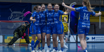 Jubel bei den Jets-Frauen über einen klaren Sieg gegen Floorball Uri