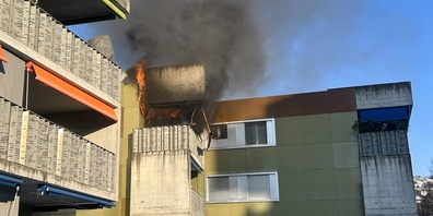 Rauch und Flammen vom Balkon der betroffenen Wohnung. 