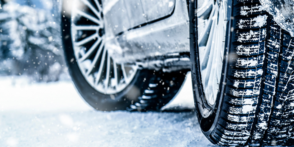 Denken Sie auch an eine Überprüfung der Beleuchtung und der Scheibenwischer. Gerade in der dunklen Jahreszeit sind funktionierende Scheinwerfer und klare Sicht lebenswichtig.