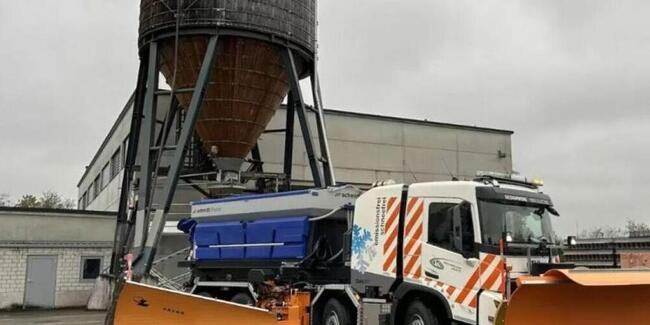 Der E-LKW bewährt sich gemäss dem St. Galler Baudepartement im Winterdienst. (Archivbild)