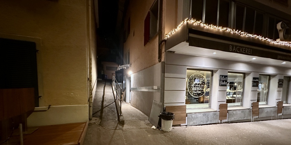 Geschichten zu einem Ort, der über die Region hinaus Kult-Status erlangte: der Nachtverkauf der Bäckerei Tschirky in Schmerikon.