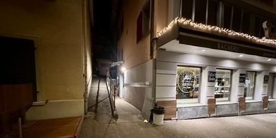 Geschichten zu einem Ort, der über die Region hinaus Kult-Status erlangte: der Nachtverkauf der Bäckerei Tschirky in Schmerikon.