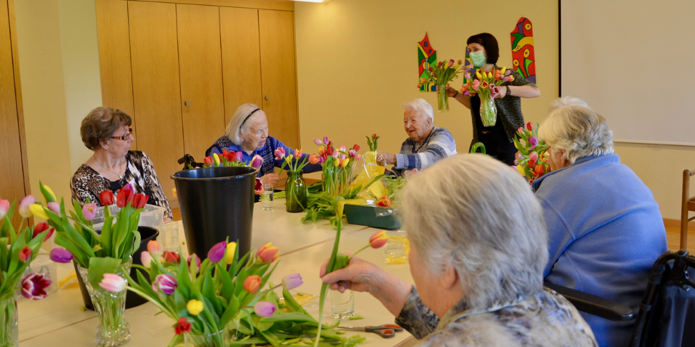 Die Arbeit mit den Blumen bringt Farbe in den Heimalltag.