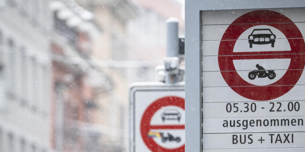 Ab Montag zeigen an der Zürcher Langstrasse elektronische Tafeln das Fahrverbot an.
