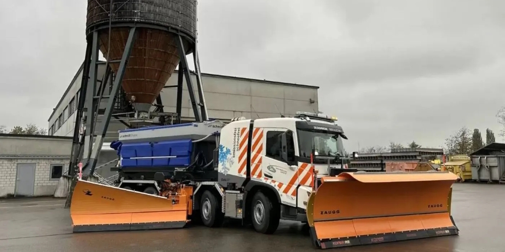 Der Elektro-Lastkraftwagen bewährt sich gemäss dem St.Galler Baudepartement im Winterdienst. (Archivbild)