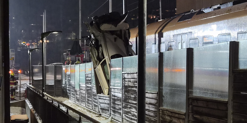 Das Auto wurde vom Zug erfasst und eine kurze Strecke mitgeschleift.