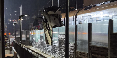 Das Auto wurde vom Zug erfasst und eine kurze Strecke mitgeschleift.