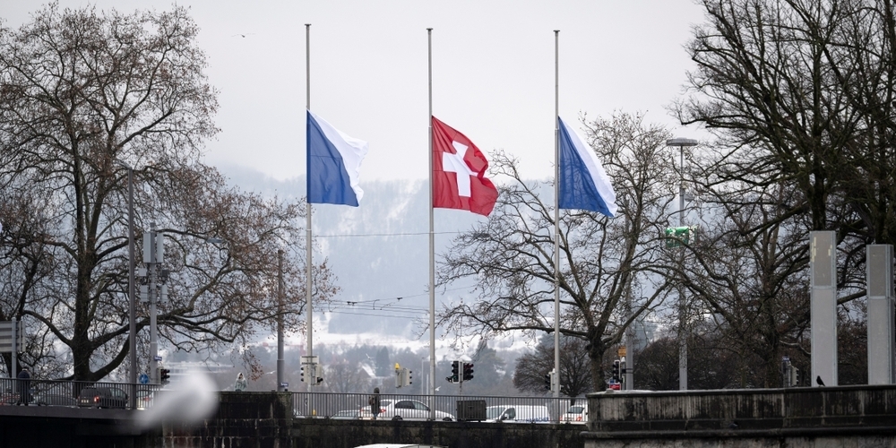 Auch in Zürich wehen die Fahnen auf Halbmast - um 14.00 Uhr hält die ganze Schweiz inne.